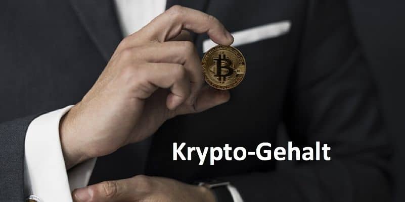 Geschäftsmann im Anzug hält Bitcoin-Münze in der Hand