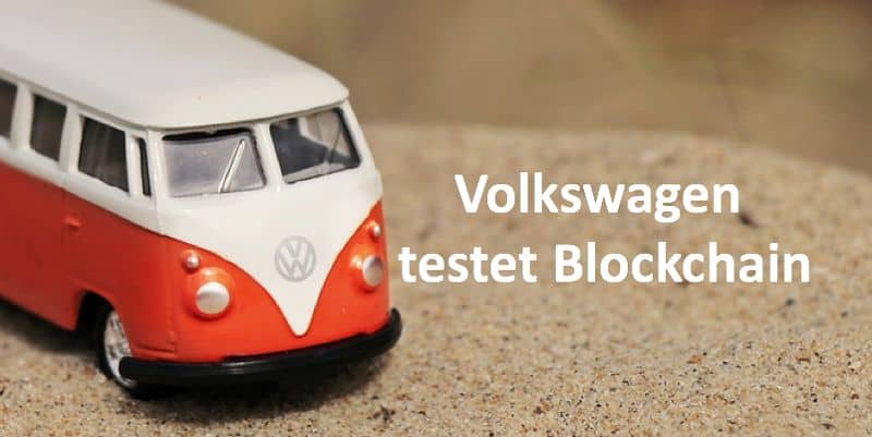 VW-Spielzeugautobus auf Sand-Untergrund