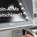 Jemand tippt Geheimcode in Bankautomat